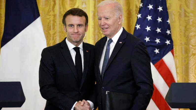 Le président américain Joe Biden et le président français Emmanuel Macron dans la salle Est de la Maison Blanche à Washington, le 1er décembre 2022. (Ludovic Marin/AFP via Getty Images) 