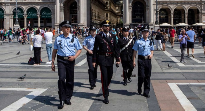 Carabiniers italiens et policiers chinois à Milan en 2018. (Emanuele Cremaschi/Getty)
