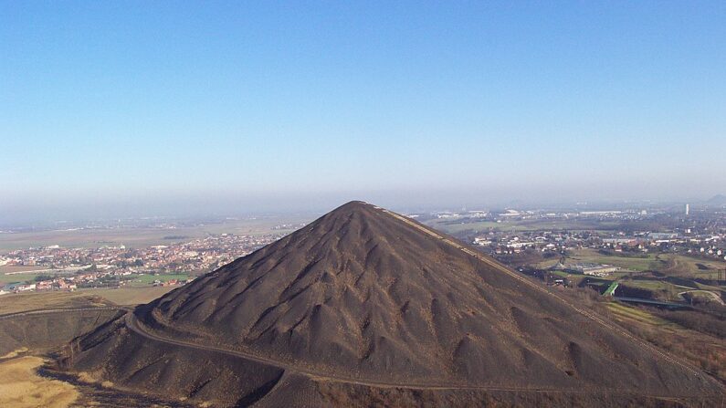 Vue sur un terril de la  Compagnie des mines de Lens, à Loos-en-Gohelle, dans le Pas-de-Calais. (photo CC BY-SA 3.0)