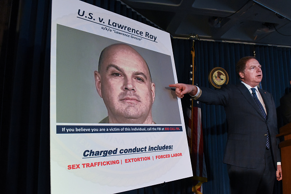 Lawrence Ray alias "Lawrence Grecco" a été accusé de plusieurs crimes, dont trafic sexuel, extorsion et travail forcé de personnes d'âge universitaire. (Photo : Stephanie Keith/Getty Images)