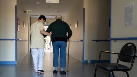 Elle apprend que son père est décédé un mois plus tôt, dans un Ehpad de la Drôme