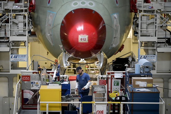 Un employé travaille sur le site d'assemblage de l'Airbus A350, à Colomiers près de Toulouse, le 9 décembre 2022. (Photo: VALENTINE CHAPUIS/AFP via Getty Images)
