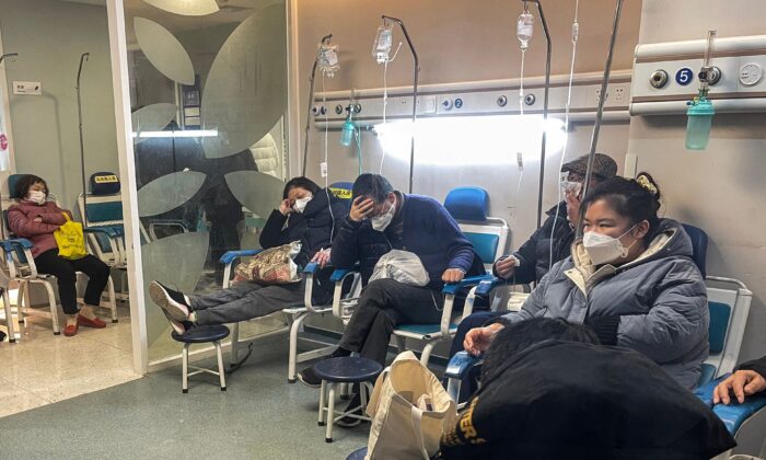 Des gens reçoivent des soins médicaux dans une clinique de traitement de la fièvre de l’hôpital du district de Changning à Shanghai, le 23 décembre 2022. (Hector Retamal/AFP via Getty Images)