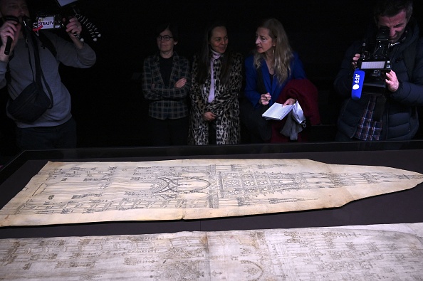 Des journalistes regardent un parchemin médiéval datant du XVe siècle, classé "trésor national", à Strasbourg, le 10 janvier 2023. (Photo: FREDERICK FLORIN/AFP via Getty Images)