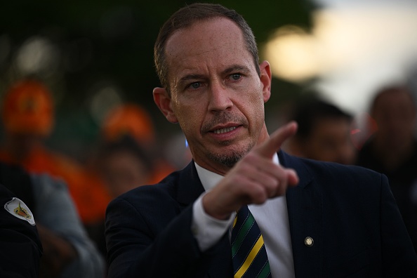 Le vice-ministre brésilien de la Justice, Ricardo Cappelli, fait un geste en marchant dans Brasilia, le 11 janvier 2023. (Photo : CARL DE SOUZA/AFP via Getty Images)