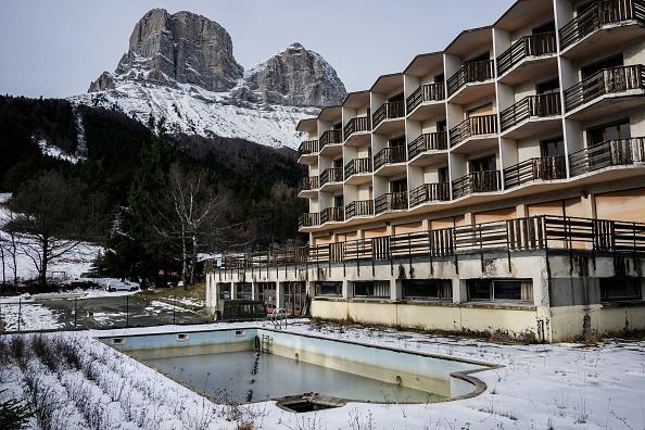 Un hôtel vide à l'ancienne station du Col de lArzelier. (Photo : JEFF PACHOUD/AFP via Getty Images)