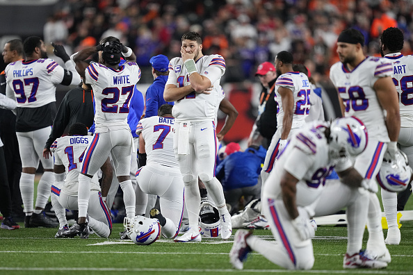 Des joueurs de Buffalo Bills choqués, certains priant à genoux, d'autres en larmes à la vue de Damar Hamlin inerte sur le terrain.
 (Photo : Dylan Buell/Getty Images)