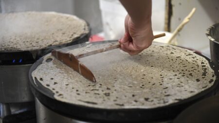 Bretagne: une crêperie poursuivie par un voisin dérangé par les odeurs… de crêpes