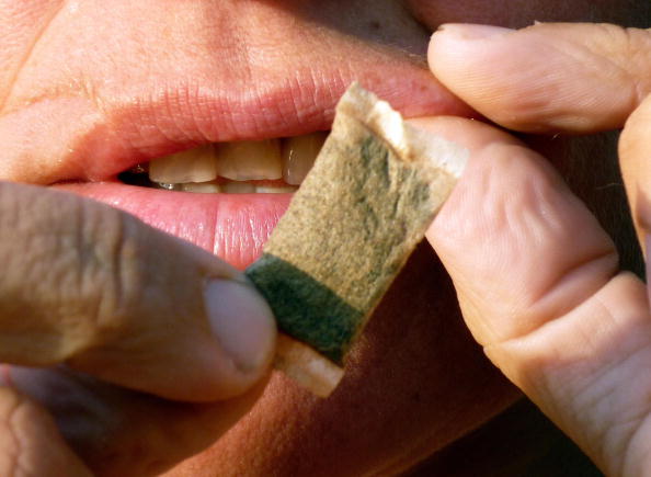 La Suède tente de lever l'interdiction européenne de son "snus", un tabac à sucer populaire dans le pays et considéré à l'heure où le tabagisme est interdit dans les lieux publics du monde entier.  (Photo: OLIVIER MORIN/AFP via Getty Images)