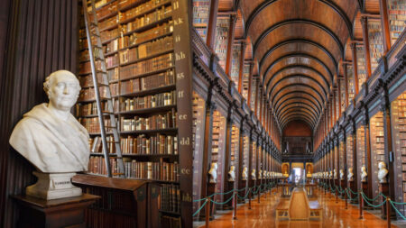 La plus grande bibliothèque d’Irlande est un trésor vieux de 300 ans contenant 200.000 livres rares