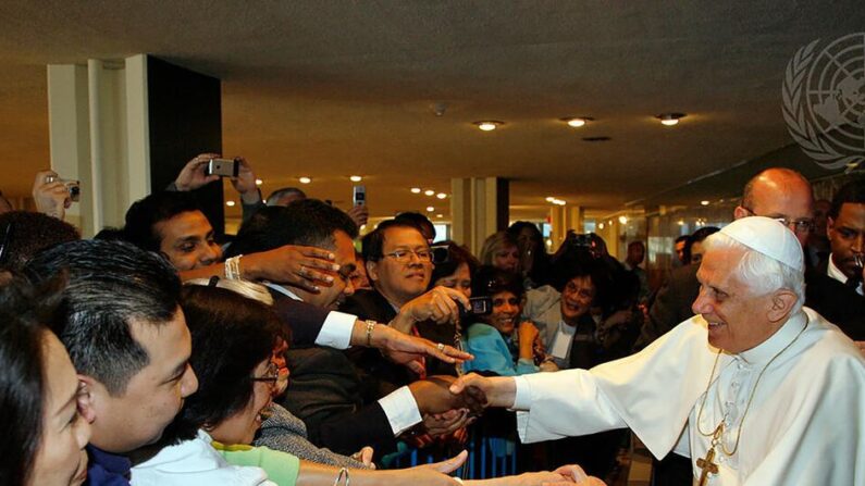 Photo ONU/Eskinder Debebe Le Pape Benoît XVI rencontre le personnel des Nations Unies lors de sa visite au siège des Nations Unies en avril 2008. (Photo d'archives).