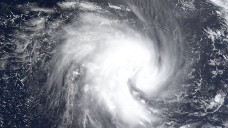 L’île de la Réunion menacée par un cyclone très intense