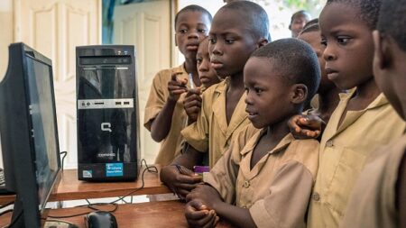 Au Libéria, apprendre l’informatique à l’arrière du bus
