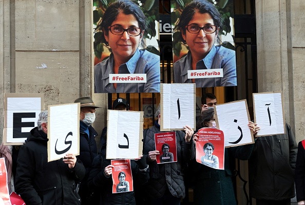 Des collègues de l'universitaire franco-iranienne Fariba Adelkhah tiennent des pancartes à son effigie, à Paris, en janvier 2022. (Photo : THOMAS COEX/AFP via Getty Images)