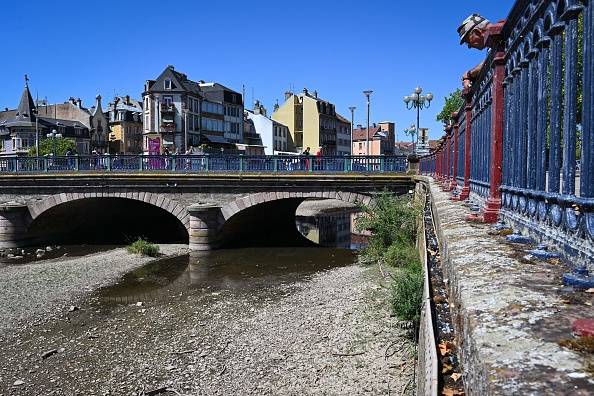La rivière "La Savoureuse" asséchée à Belfort. (SEBASTIEN BOZON/AFP via Getty Images)