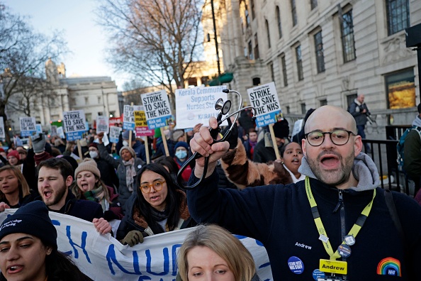 Les grèves du personnel infirmier de toute l'Angleterre pour des raisons salariales. (CARLOS JASSO/AFP via Getty Images)