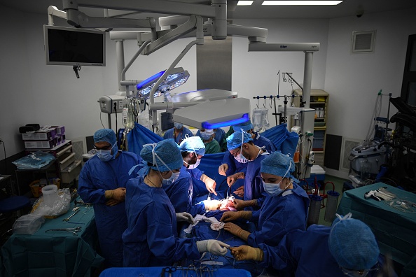 Lors d'une transplantation d'organe, à partir du moment où l'organe est prélevé sur un donneur, une "course contre la montre" est engagée jusqu'à la transplantation. (Photo d'illustration : CHRISTOPHE ARCHAMBAULT/AFP via Getty Images)