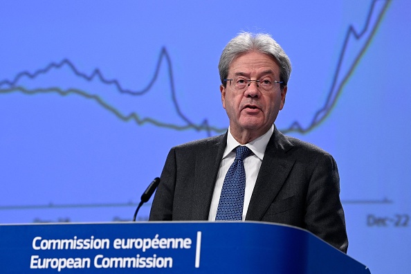 Le commissaire européen à l'économie Paolo Gentiloni donne une conférence de presse sur les prévisions économiques de l'hiver 2023 au siège de l'UE à Bruxelles, le 13 février 2023. (JOHN THYS/AFP via Getty Images)