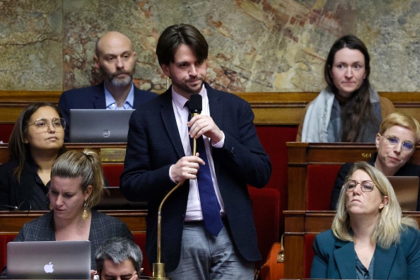 Aurélien Saintoul, membre de la coalition de gauche NUPES, s'excuse après avoir traité le ministre français du Travail d'"imposteur" et d'"assassin" à l'Assemblée nationale, à Paris. (LUDOVIC MARIN/AFP via Getty Images)