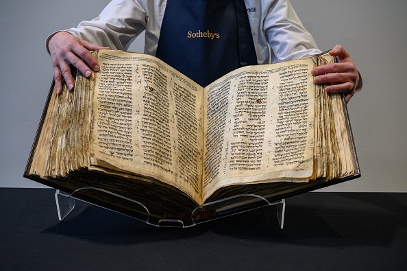 La bible "Codex Sassoon" est exposée chez Sotheby's à New York, le 15 février 2023. (ED JONES/AFP via Getty Images)