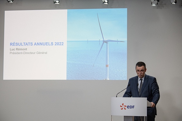 Le PDG du géant de l'énergie EDF Luc Rémont présente les résultats annuels du groupe, le 17 février 2023 à Paris. (ALAIN JOCARD/AFP via Getty Images)