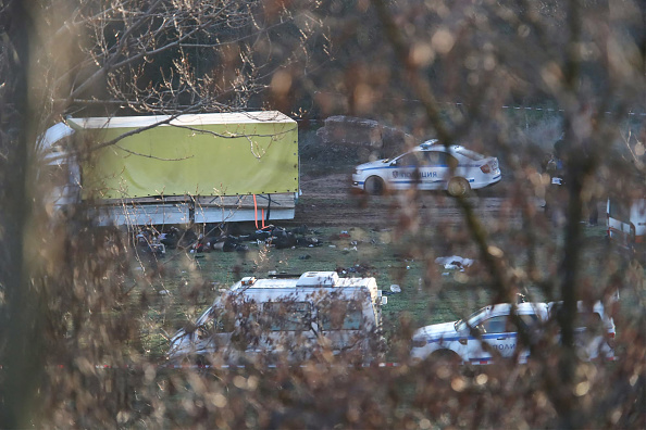 Dix-huit migrants sont morts à l'arrière d'un camion abandonné et sept personnes arrêtées à Lokorsko, Bulgarie. (STRINGER/AFP via Getty Images)