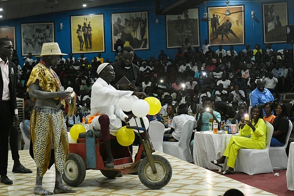 L'humoriste sud-soudanais David Lodiong (3e à gauche) dans son spectacle, lors du Kilkilu Ana Comedy Show à Juba, Soudan du Sud. (SIMON MAINA/AFP via Getty Images)