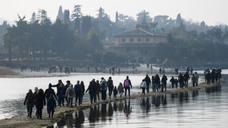 Un îlot du lac de Garde, symbole de la sécheresse frappant l’Italie