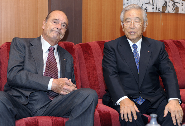 L'ex-président français Jacques Chirac rencontre le président honoraire de Toyota Motor Corporation Shoichiro Toyoda (à droite) en 2008. (KAZUHIRO NOGI/AFP via Getty Images)