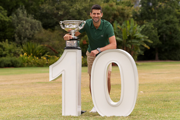 Novak Djokovic de Serbie pose avec la Norman Brookes Challenge Cup après avoir remporté l'Open d'Australie 2023, le 30 janvier 2023 à Melbourne, en Australie. (Kelly Defina/Getty Images)