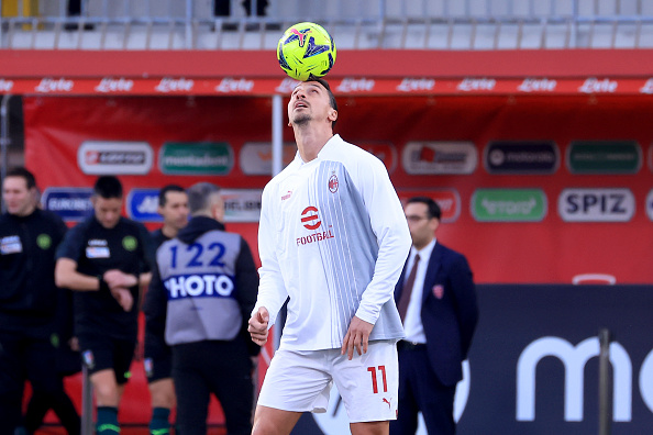 Zlatan Ibrahimovic du Milan AC en action le 18 février 2023 à Monza, Italie. (Giuseppe Cottini/Getty Images)