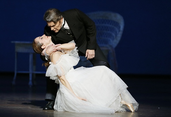 Les danseurs Agnès Letestu et Michaël Denard interprètent "la Dame aux Camélias" en eptembre 2013 à l'Opéra Garnier, à Paris. (PATRICK KOVARIK/AFP via Getty Images)