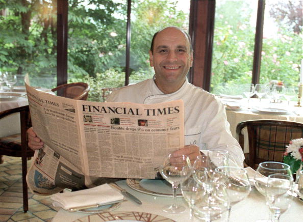 Un des plus grands chefs, Bernhard Loiseau, dans son hôtel-restaurant "La Côte d'Or" à Saulieu en 1998. (SAMIRA BOUHIN/AFP via Getty Images)