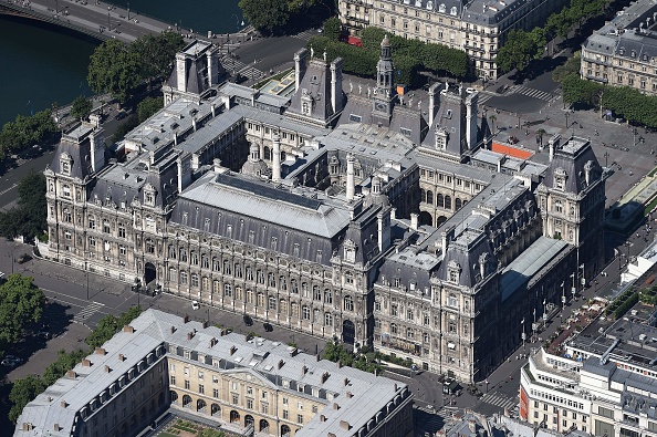 Vue aérienne de l'hôtel de ville de Paris. (JEAN-SEBASTIEN EVRARD/AFP via Getty Images)