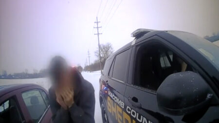 Un policier accède à la demande d’un conducteur en détresse en lui prêtant son épaule pour pleurer