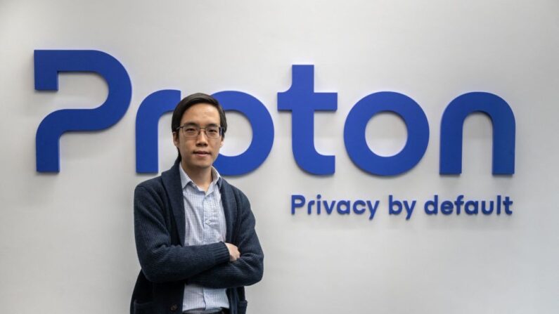 Le PDG et fondateur de Proton, Andy Yen, pose à côté du logo au siège de la société de services de messagerie cryptée et de VPN à Genève.(Photo de FABRICE COFFRINI/AFP via Getty Images)