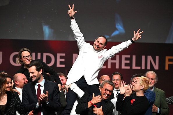 Le chef Alexandre Couillon célèbre après avoir reçu une troisième étoile Michelin, lors de la cérémonie de remise des prix de l'édition 2023 du guide Michelin, le 6 mars 2023 à Strasbourg. (PATRICK HERTZOG/AFP via Getty Images)