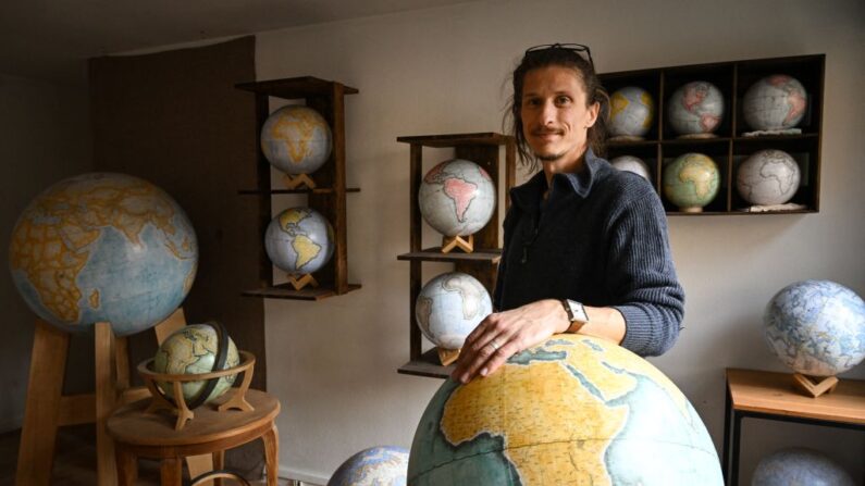 Alain Sauter, fabricant de globes terrestres et dirigeant de la marque "Globe Sauter", dans la salle d'exposition de son atelier à Besançon, le 2 mars 2023. (Photo SEBASTIEN BOZON/AFP via Getty Images)