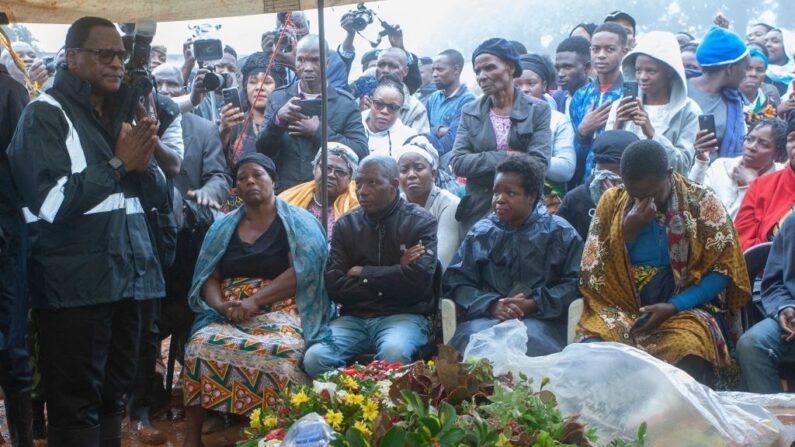 Le président du Malawi, Lazarus Chakwera (à g.), rend un dernier hommage aux victimes d'une coulée de boue lors de funérailles collectives et appelle à l'aide internationale face à cette "tragédie", le 15 mars 2023. (Photo AMOS GUMULIRA/AFP via Getty Images)