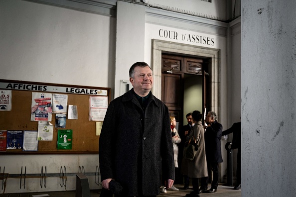 L'homme d'affaires ukrainien Kostiantin Jevago sort de son audience d'extradition devant la chambre d'instruction de la cour d'appel de Chambéry, le 16 mars 2023. (JEFF PACHOUD/AFP via Getty Images)
