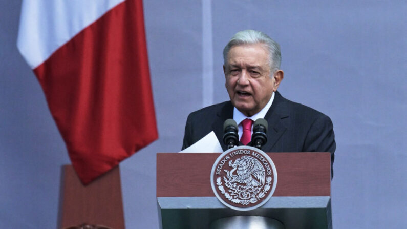 Le président mexicain Andres Manuel Lopez Obrador, prononce un discours en pleine polémique sur la réforme électorale le 18 mars 2023 à Mexico. (RODRIGO ARANGUA/AFP via Getty Images)
