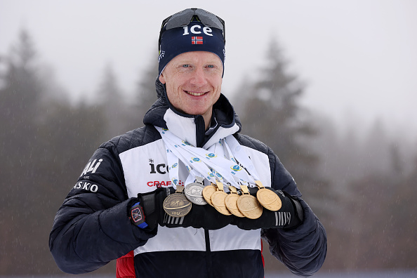 Johannes Boe, de Norvège, lors de la cérémonie de remise des médailles pour l'épreuve Hommes 15 km aux Championnats du monde IBU de biathlon d'Oberhof. (Alexander Hassenstein/Getty Images)