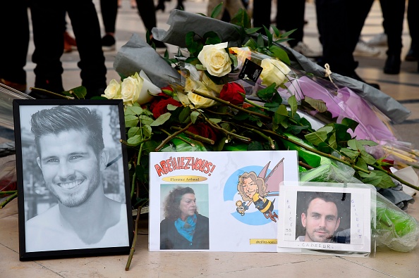 À gauche, la photo du boxeur olympique français Alexis Vastine, ainsi que d’autres victimes de l'accident d'hélicoptère lors de l'émission "Dropped", au Trocadéro à Paris le 11 mars 2017.  (BERTRAND GUAY/AFP via Getty Images)