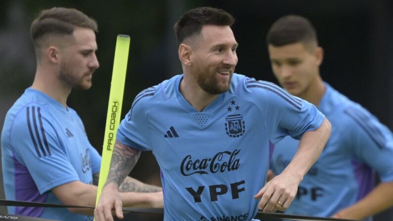Lionel Messi (au. c), capitaine et attaquant de l’Albicéleste a 35 ans et compte 172 sélections. (Photo by JUAN MABROMATA/AFP via Getty Images)