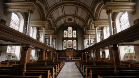 Une église en Angleterre accueille un spectacle de drag queens