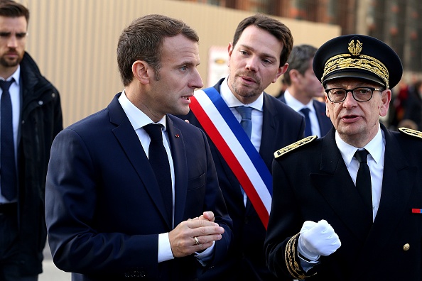 Le président Emmanuel Macron avec le maire Boris Ravignon (au c.) et le préfet des Ardennes Pascal Joly en 2018. (FRANÇOIS NASCIMBENI/AFP via Getty Images)