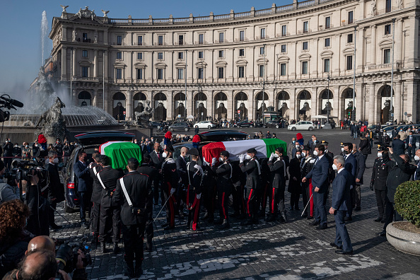 Les cercueils de l'ambassadeur italien en République démocratique du Congo Luca Attanasio et du carabinier Vittorio Iacovacci arrivent à la basilique Santa Maria degli Angeli pour la cérémonie des funérailles nationales, le 25 février 2021 à Rome, Italie. (Photo par Antonio Masiello/Getty Images)