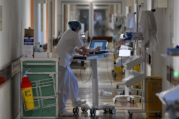 Les hôpitaux ne peuvent plus rémunérer les médecins intérimaires au-delà de 1390 euros brut pour 24h00. (NICOLAS TUCAT/AFP via Getty Images)
