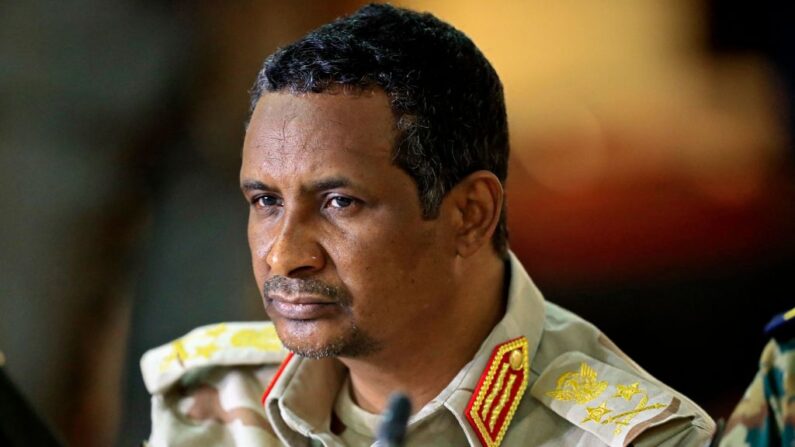 Le commandant des forces paramilitaires de soutien rapide du Soudan, le général Mohamed Hamdan Daglo dit Hemedti. (Photo ASHRAF SHAZLY/AFP via Getty Images)