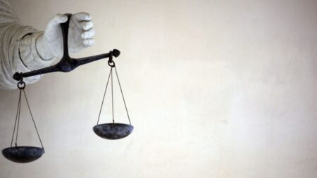 Pour juger un accusé en son absence, le procès «par défaut»
